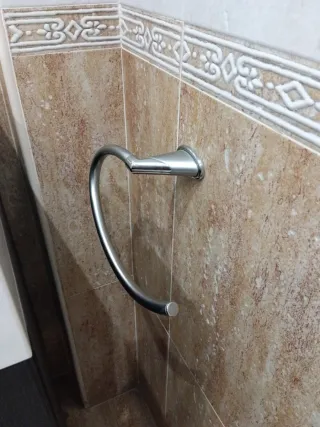 Portarrollos, toallero ,escobillero y perchero