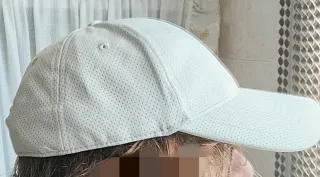 Gorra gris muy claro casi blanco