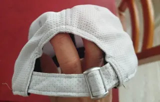 Gorra gris muy claro casi blanco