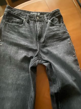 Pantalones vaqueros Stradivarius tachuelas
