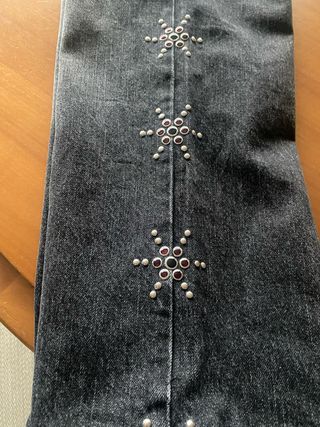 Pantalones vaqueros Stradivarius tachuelas