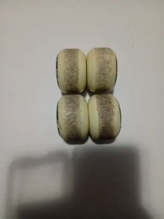 4 Ruedas Skateboard Empire son duras.