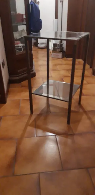 Espositore porta bottiglie in vetro e metallo.