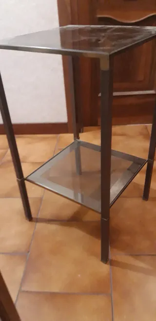 Espositore porta bottiglie in vetro e metallo.