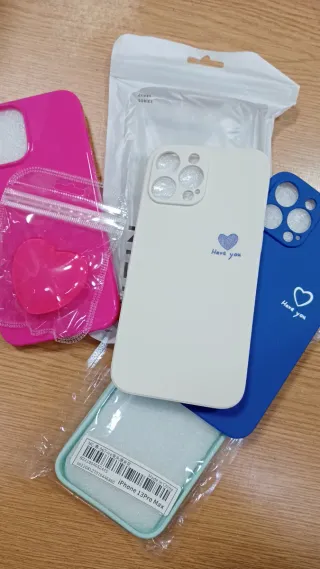 Confezione da 12 custodie per iPhone + 4 per iPad