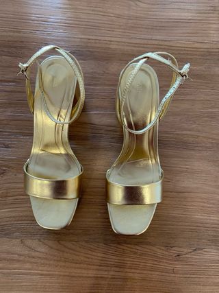 Sandalias doradas de piel