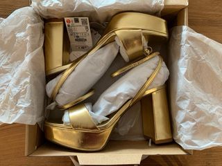 Sandalias doradas de piel