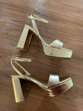 Sandalias doradas de piel