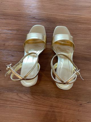 Sandalias doradas de piel