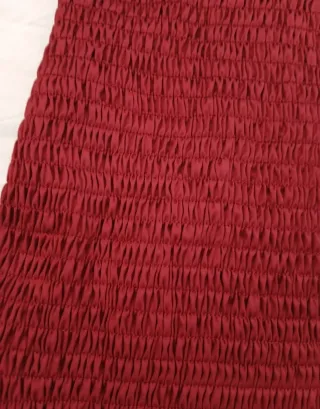 Abito aderente bordeaux con cintura in coordinato