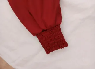 Abito aderente bordeaux con cintura in coordinato