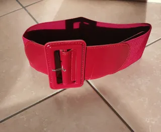 Abito aderente bordeaux con cintura in coordinato