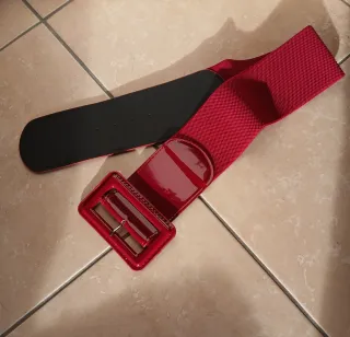 Abito aderente bordeaux con cintura in coordinato