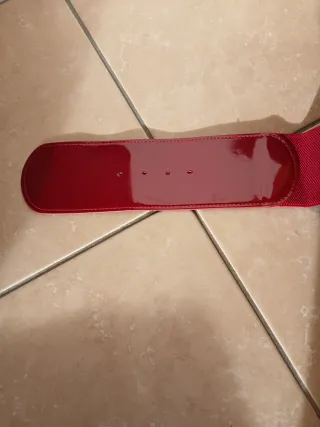 Abito aderente bordeaux con cintura in coordinato