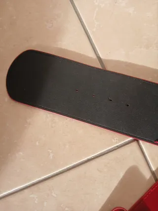 Abito aderente bordeaux con cintura in coordinato