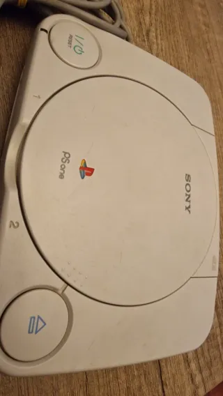 Consola PSone con 2 mandos y 6 juegos
