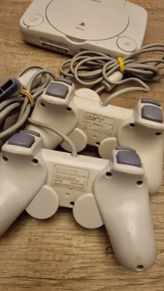 Consola PSone con 2 mandos y 6 juegos