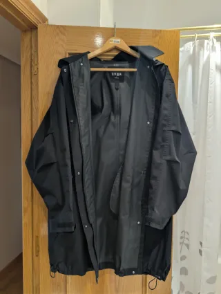 Parka larga impermeable Uniqlo negra