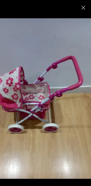 Carrito de juguete rosa con flores