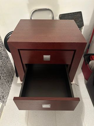 Cómoda de madera marrón y dos mesitas.