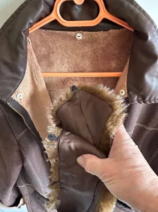 Abrigo marrón con cuello de pelo