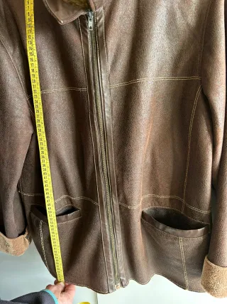 Abrigo marrón con cuello de pelo