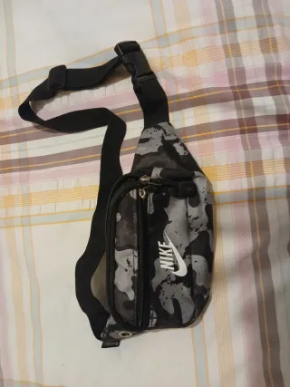 Riñonera Nike Camuflaje Gris y Negra