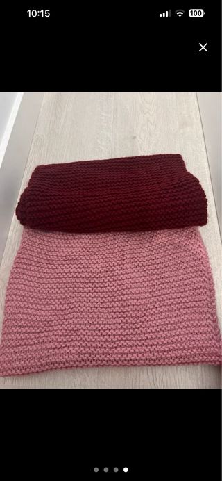 Cuellos de punto rosa y burdeos