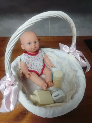 Cesta de bebé con accesorios