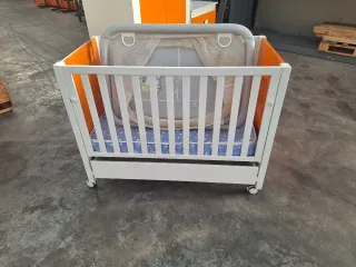 Muebles habitación infantil naranja marca micuna