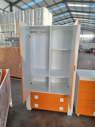 Muebles habitación infantil naranja marca micuna