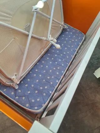 Muebles habitación infantil naranja marca micuna