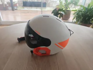 2 Cascos de esquí infantil, uno con visera