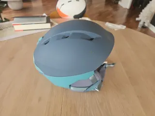 2 Cascos de esquí infantil, uno con visera