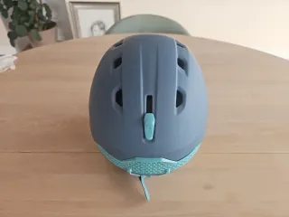 2 Cascos de esquí infantil, uno con visera