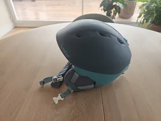 2 Cascos de esquí infantil, uno con visera