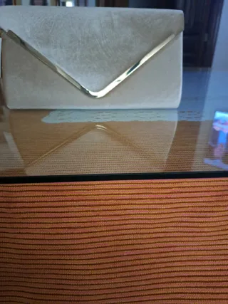 Bolso de mano beige con cadena dorada