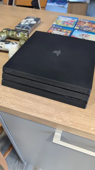 PS4 Pro 1TB + 4 Giochi