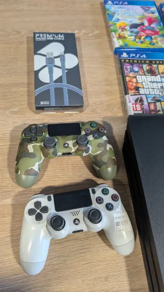 PS4 Pro 1TB + 4 Giochi