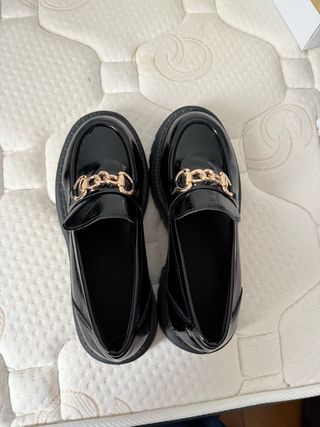 Mocasines negros charol con cadena dorada