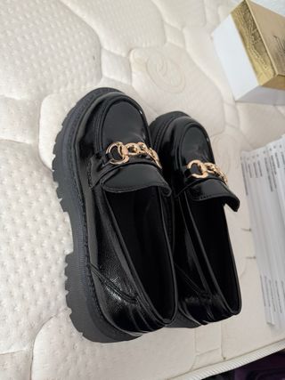 Mocasines negros charol con cadena dorada
