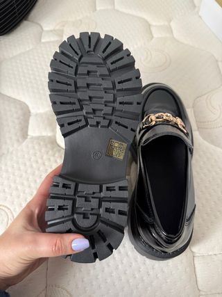 Mocasines negros charol con cadena dorada
