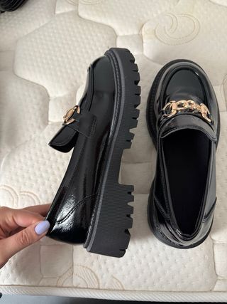 Mocasines negros charol con cadena dorada