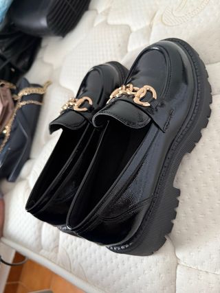 Mocasines negros charol con cadena dorada