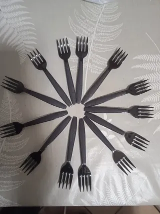 Tenedores reutilizables negros .