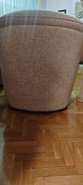 Sofá Sillón Beige con Cojín Rojo