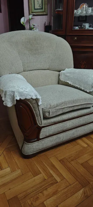 Sofá Sillón Beige con Cojín Rojo