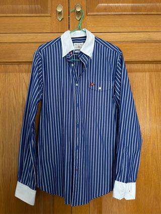 Camisa de rayas azul y blanca