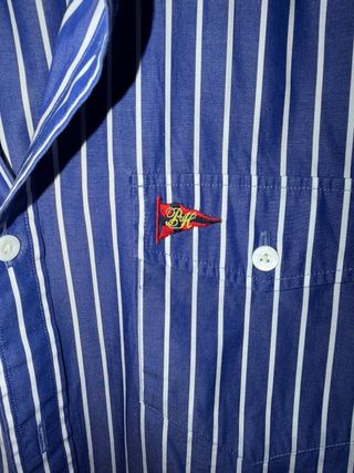 Camisa de rayas azul y blanca