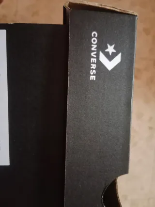 Caja Converse Negra y Blanca Vacía